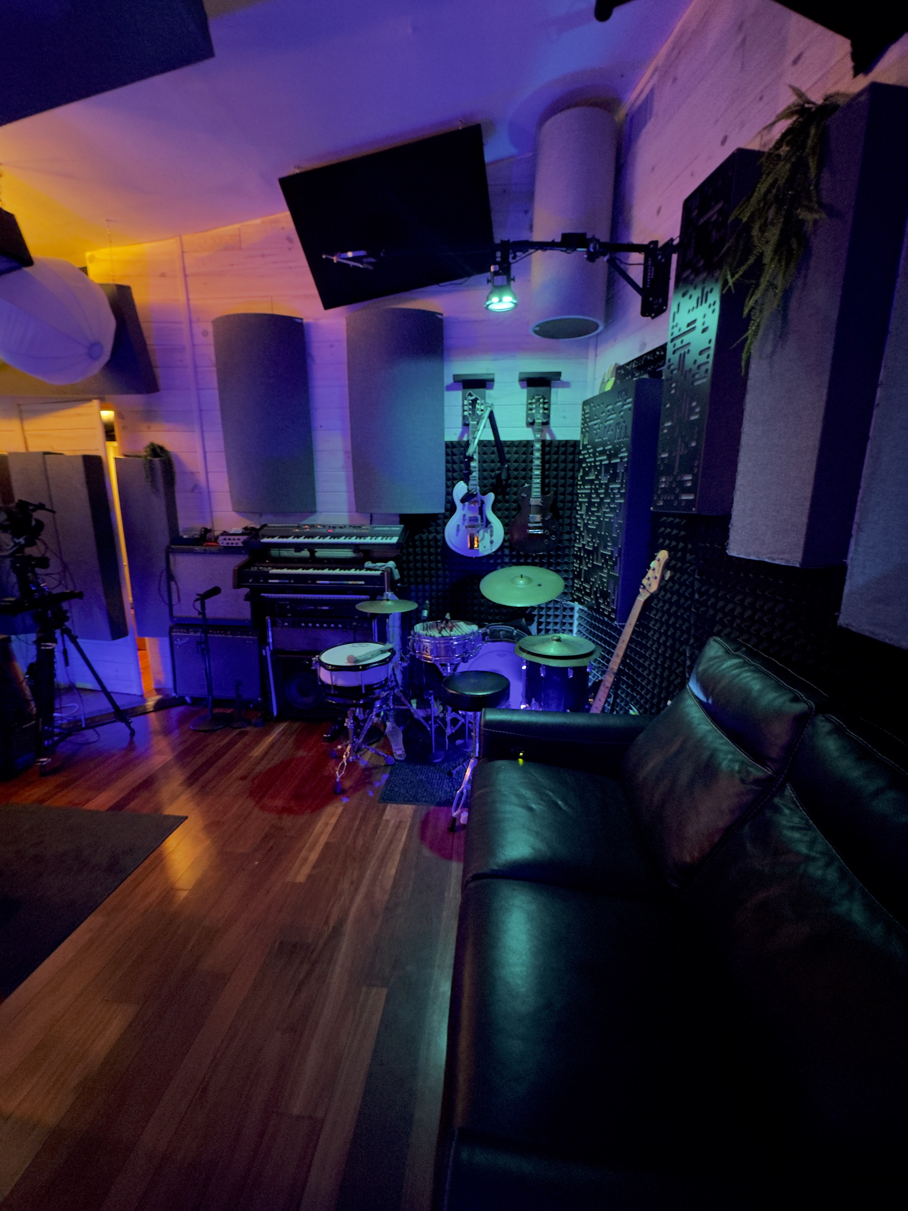HighBreed Studios
- Performance area